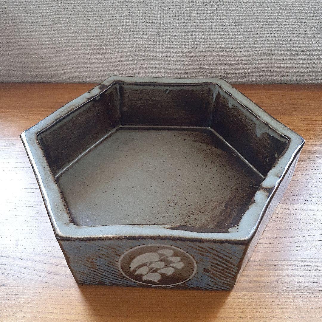 益子焼 人間国宝 島岡達三作　地釉象嵌草花文六角鉢