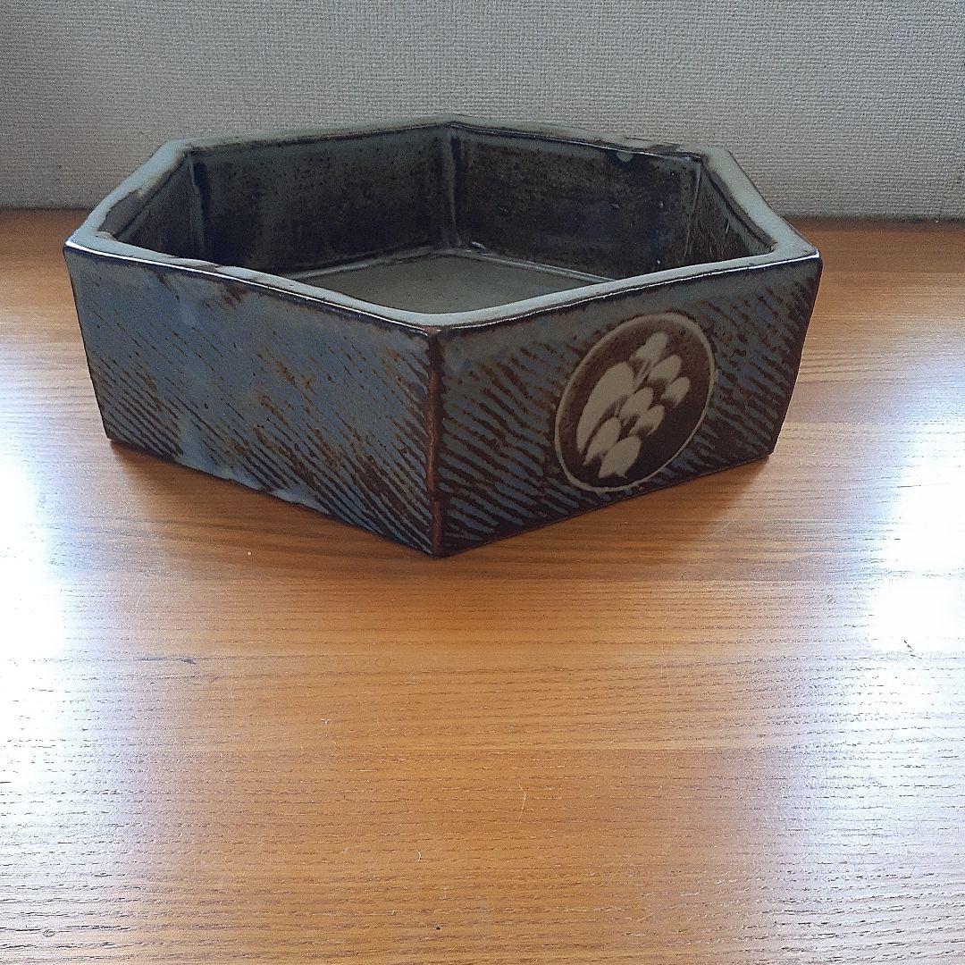 益子焼 人間国宝 島岡達三作　地釉象嵌草花文六角鉢