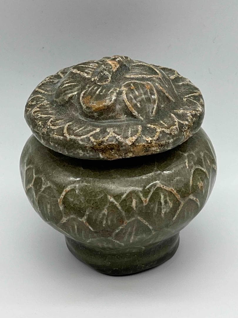 北宋時代　青磁　龍泉窯 荷葉紋共蓋壺　蓋付き　茶入　茶道具(F-100)