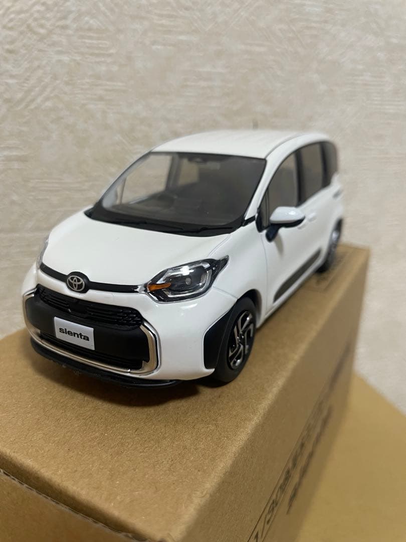 トヨタ シエンタ 1/30スケール ホワイト