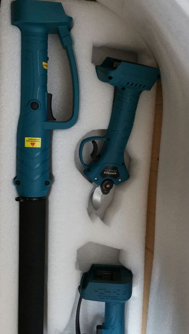 高枝電動チェーンソーと高枝切りバサミ