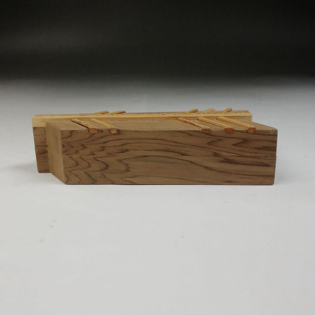 Ｔ９３７　香合　『神代杉　出世矢羽根』『加州木芸師　清水晃樹 造』　共箱　茶道具