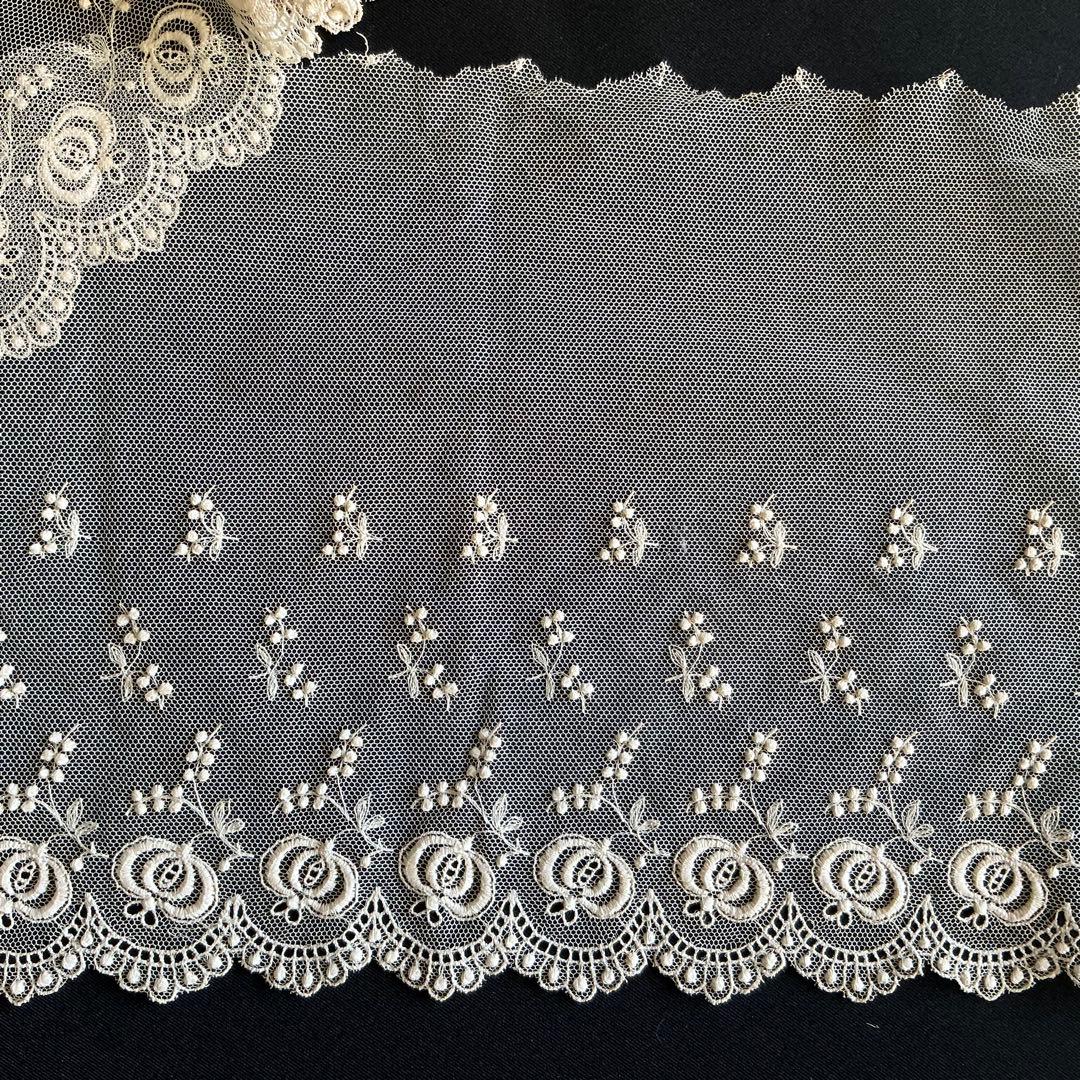 【２】フランスアンティーク　未使用　幅広　チュールレース　刺繍　ビスクドール