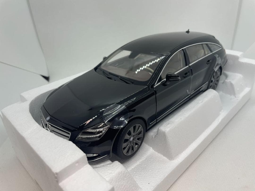 304-031 ノレブ 1/18 メルセデスベンツ CLS Shooting
