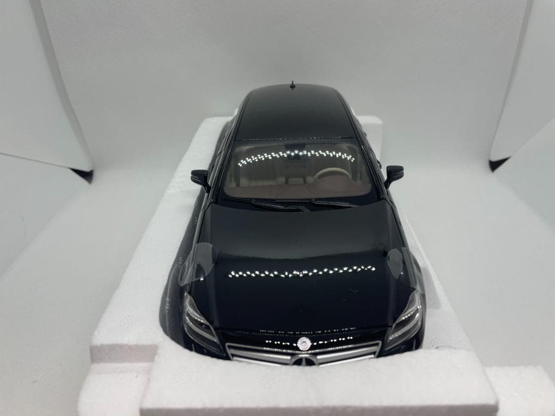 304-031 ノレブ 1/18 メルセデスベンツ CLS Shooting