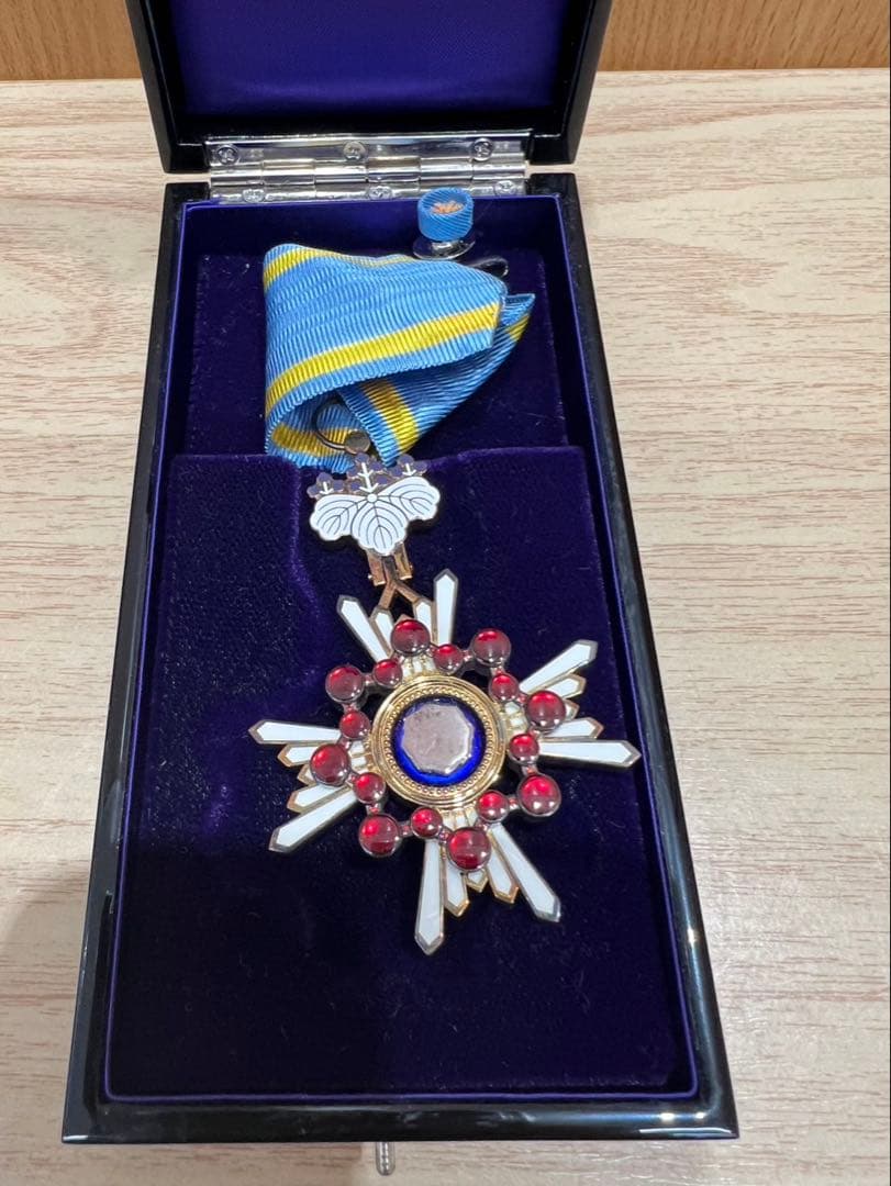 栄典 歴史 受章 瑞宝章（ずいほうしょう） 勲章 白十字 官公庁 青 黄 綬章