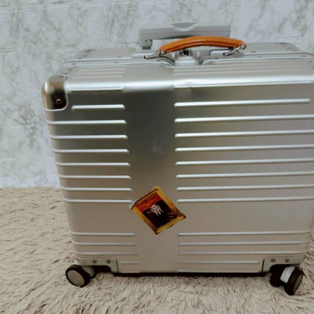 innovatorイノベーター アルミスーツケース スターリングシルバー 42L