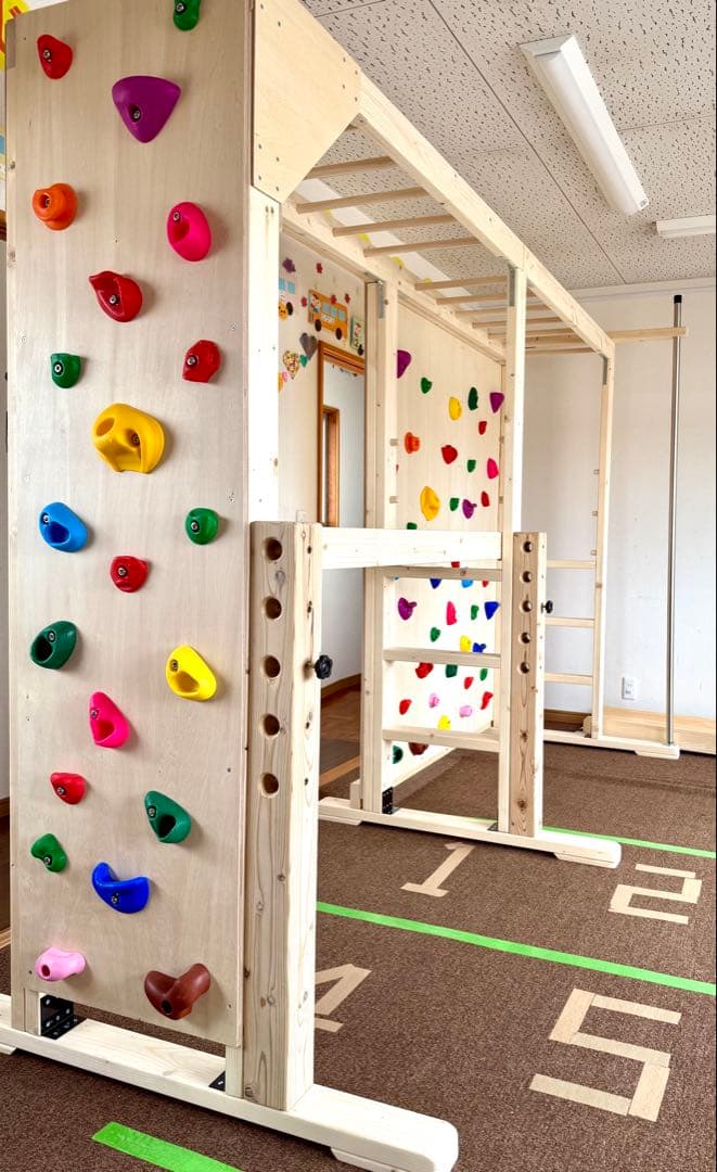 知育うんてい　室内遊具　ボルダリング