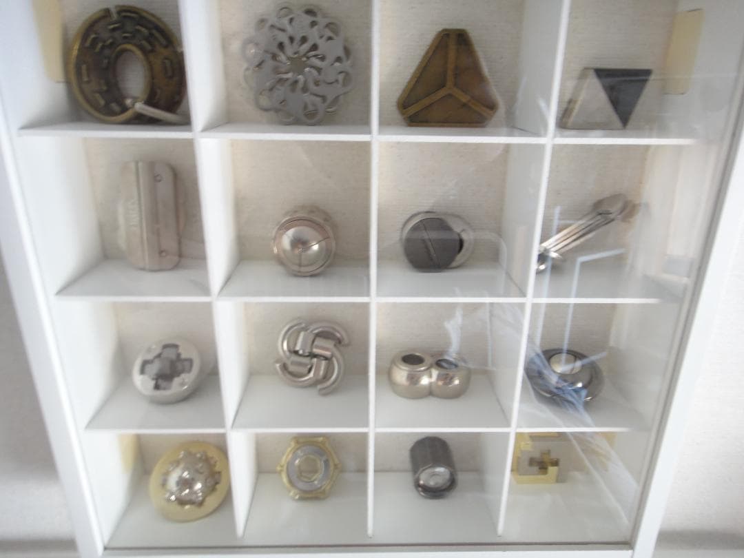 ハナヤマ キャストパズル・はずる 85点 ＋ 他10点　壁固定ショーケース付き