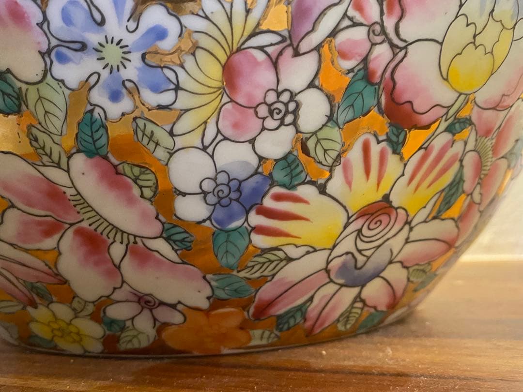 大清乾隆年製款 粉彩金地萬花紋天球瓶　金彩　五彩　色絵磁器