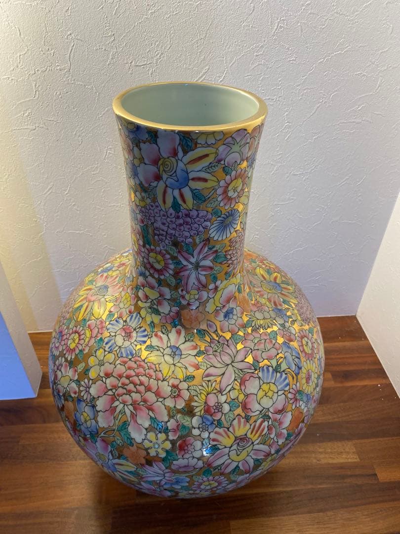 大清乾隆年製款 粉彩金地萬花紋天球瓶　金彩　五彩　色絵磁器
