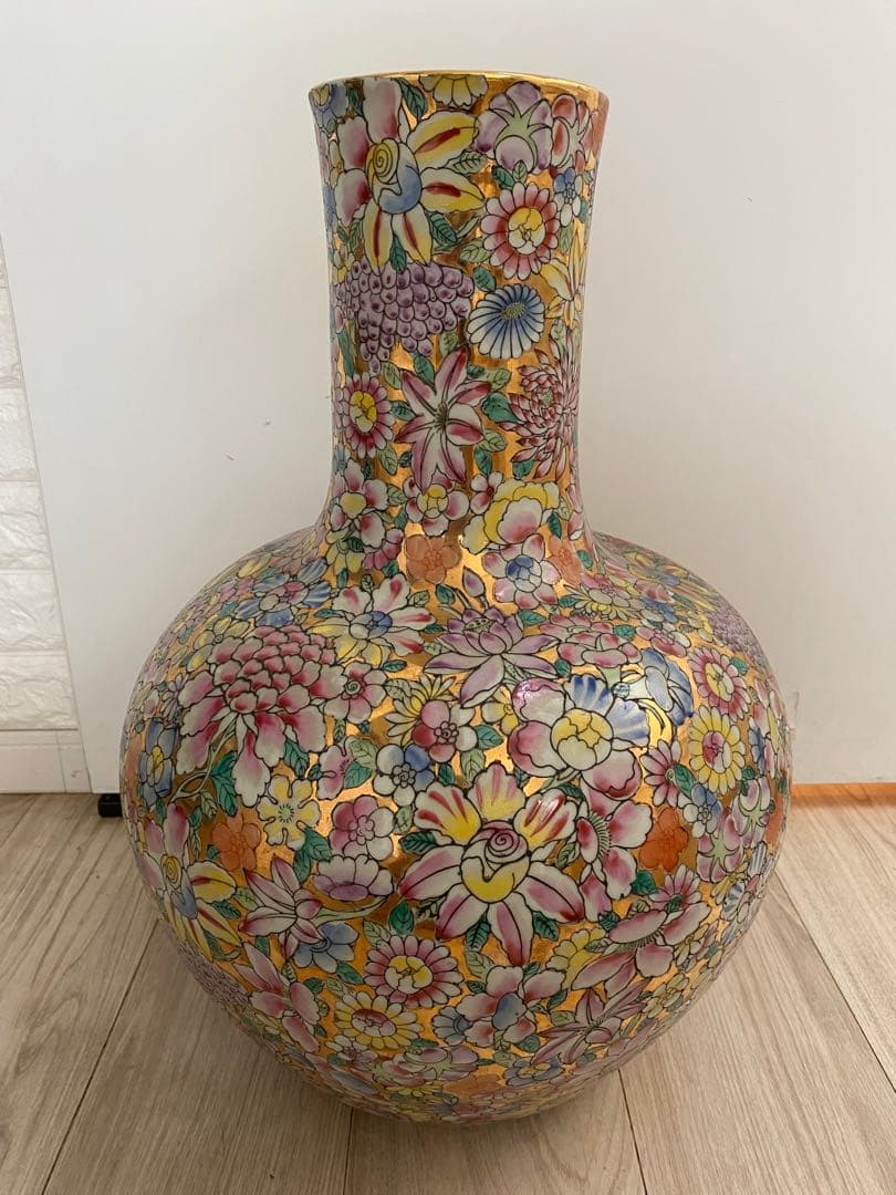 大清乾隆年製款 粉彩金地萬花紋天球瓶　金彩　五彩　色絵磁器