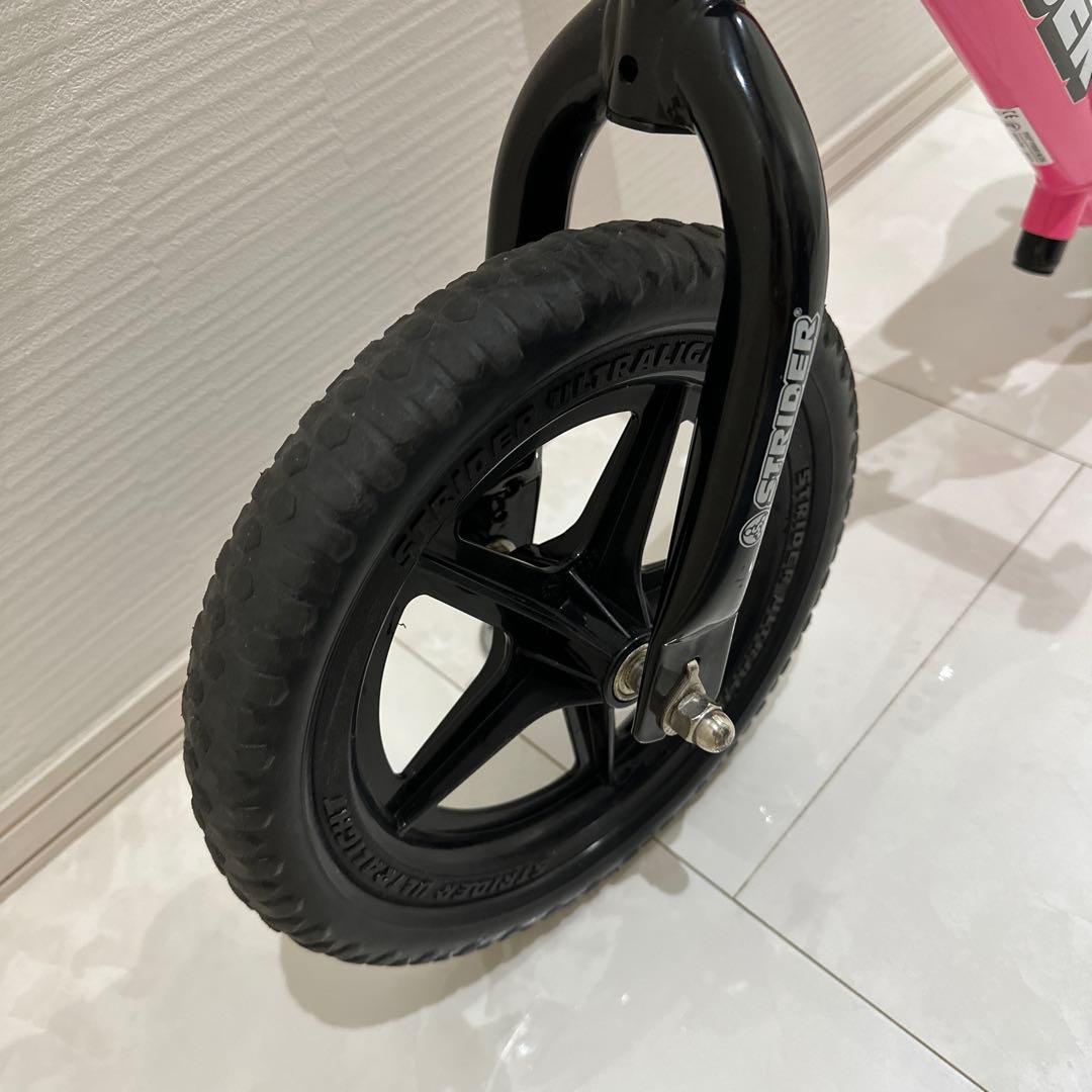 1日限定セール！！！ストライダースポーツピンク12インチ　ミニオンヘルメット付き