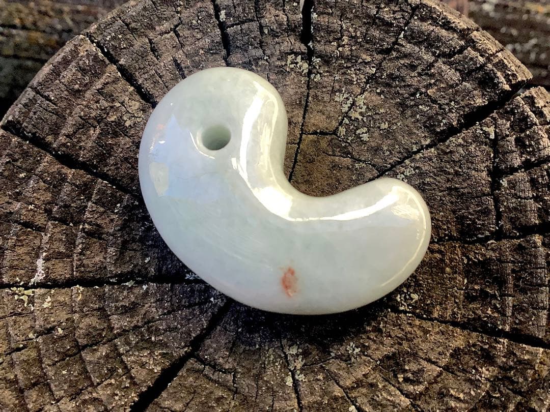 ✳赤褐色入り糸魚川翡翠アイスジェイド*高額勾玉　鑑定鑑別書付本物をお持ちください