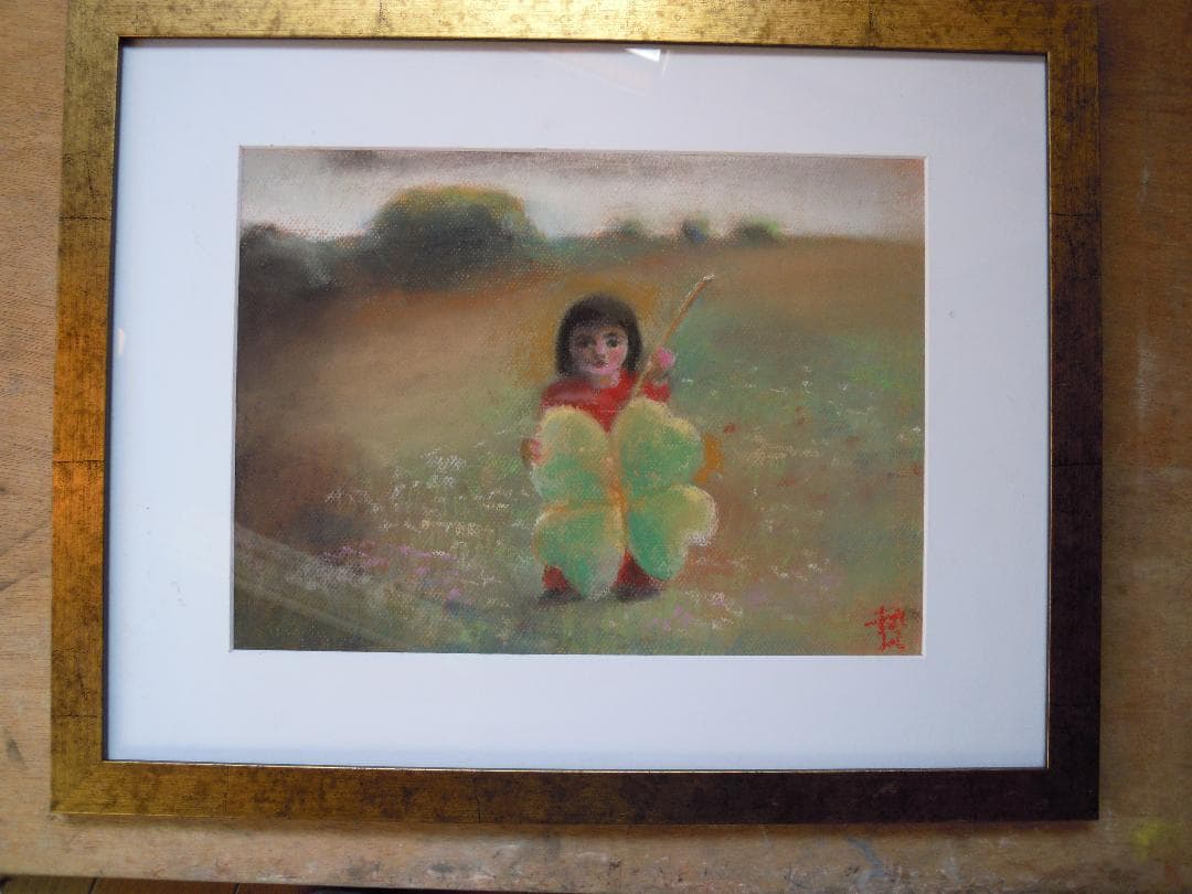 大きなクローバーの少女