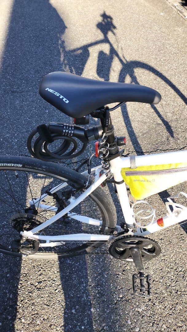 NESTOスポーツバイク ホワイト DETONATORタイヤ700✖32c