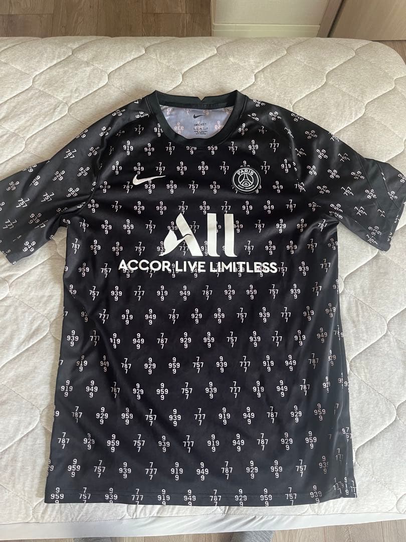 完売品 早い者勝ち！パリサンジェルマン 練習着ユニフォーム