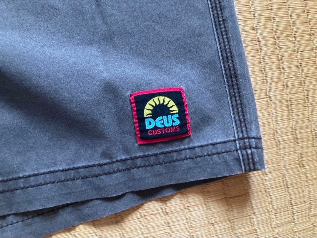 DEUS CUSTOMS ショートパンツ グレー/ピンク