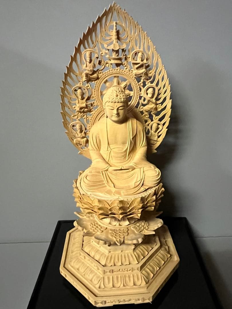 特別値下　仏像　柘植　木彫　座釈迦　台座付　飛天光背　アクリルケース付き　18