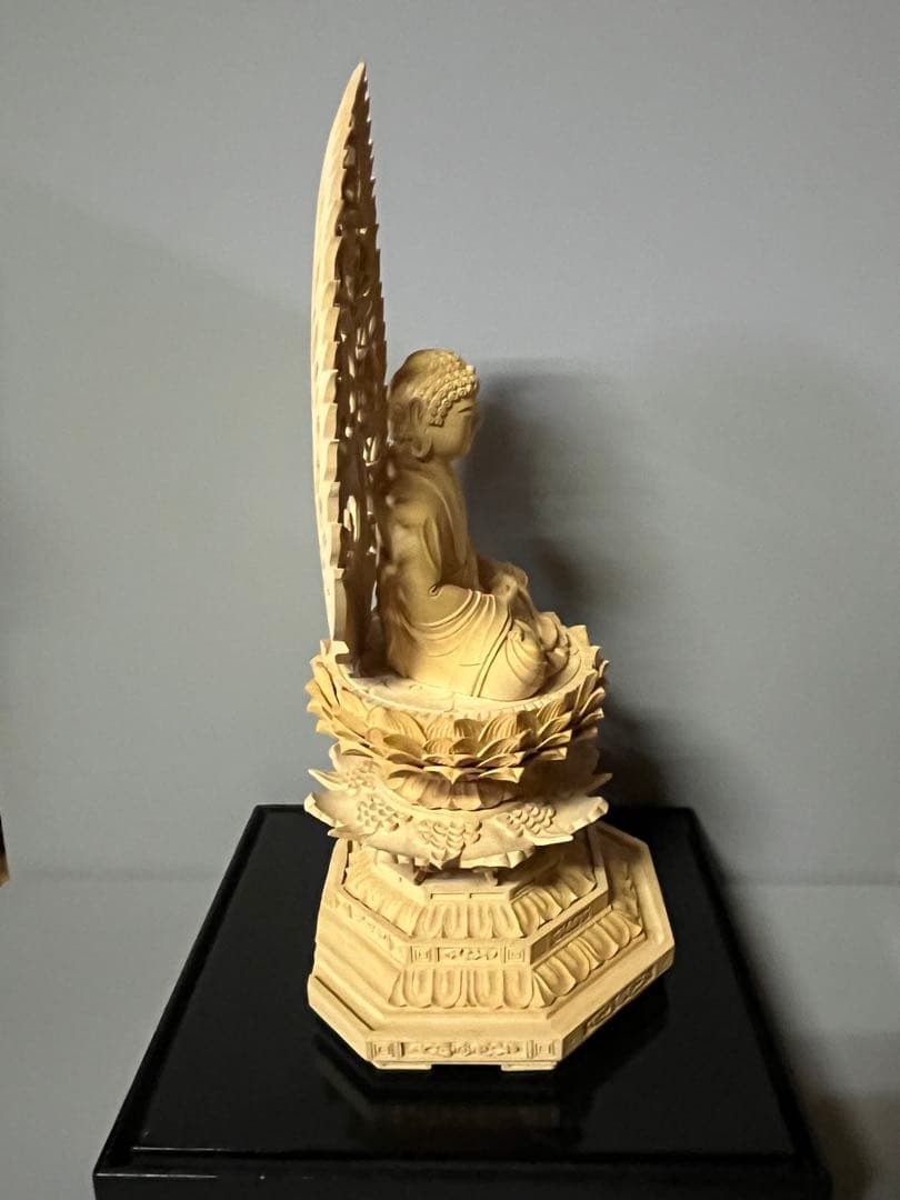 特別値下　仏像　柘植　木彫　座釈迦　台座付　飛天光背　アクリルケース付き　18