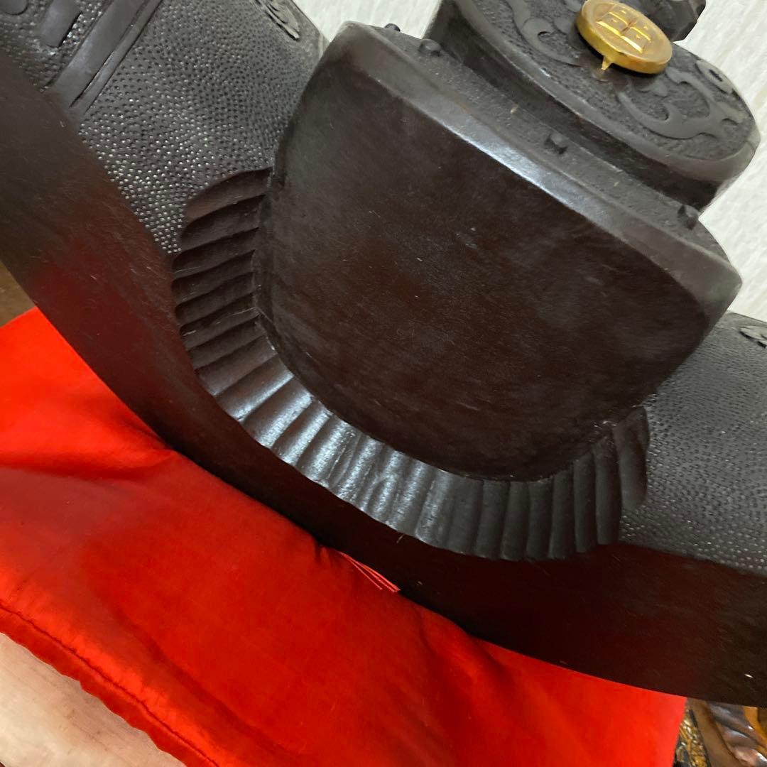 刀掛け 武具 二本掛け 兜置物 骨董品 古美術品 木彫 兜 鹿角 太刀 刀台 鹿