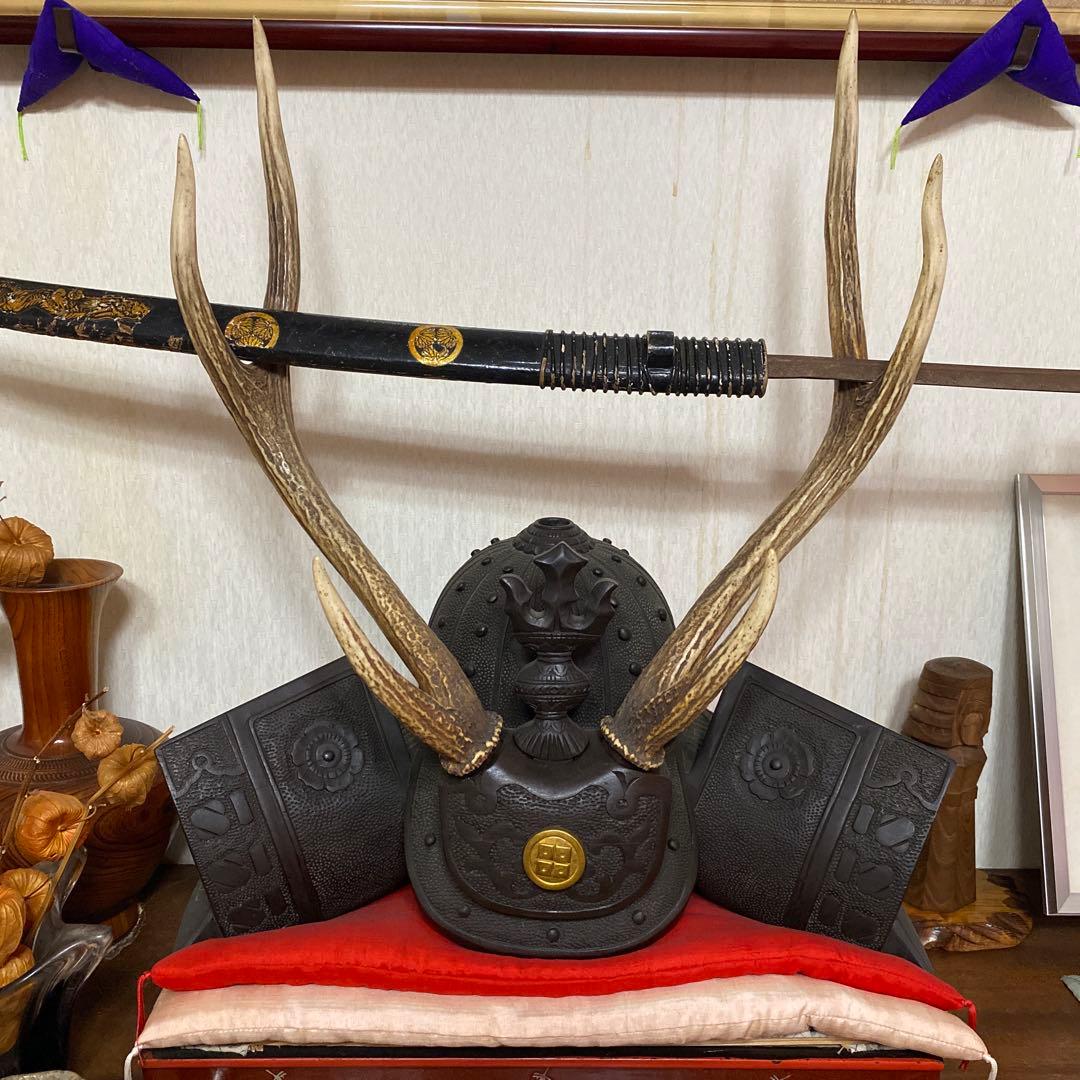 刀掛け 武具 二本掛け 兜置物 骨董品 古美術品 木彫 兜 鹿角 太刀 刀台 鹿