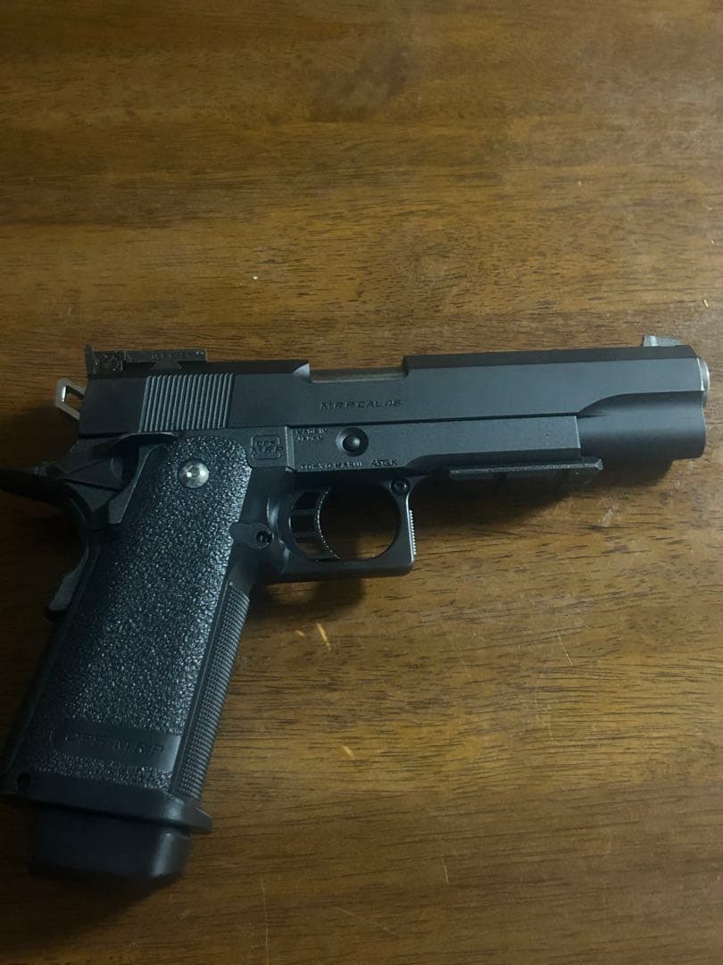 ガスガン ブラック マガジン付き