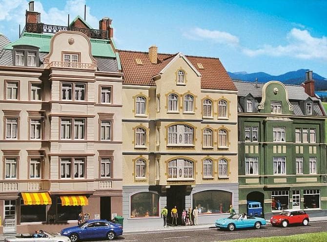 1Fにパブのあるタウンハウス（Faller HO 130447）