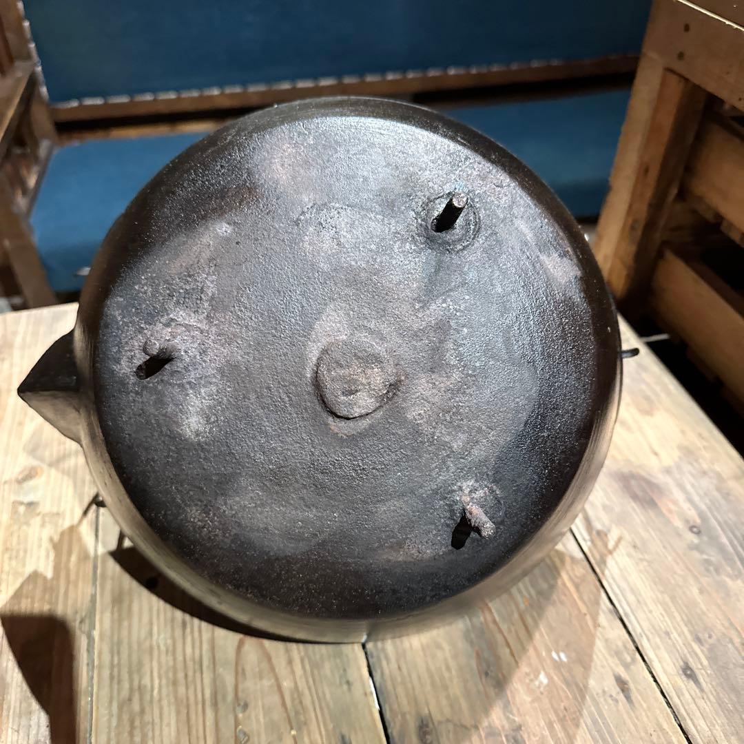 古い鉄製吊り鍋 注ぎ口付き / Antique Iron Pot 囲炉裏道具