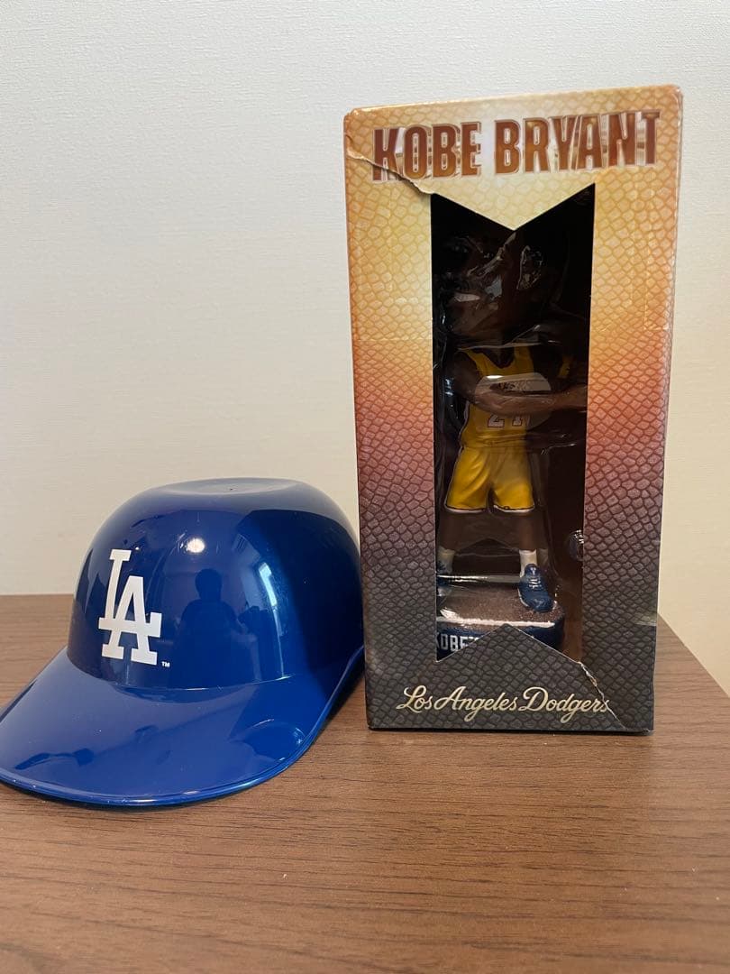 【非売品】 コービーブライアントフィギュアとドジャースミニキャップ セット