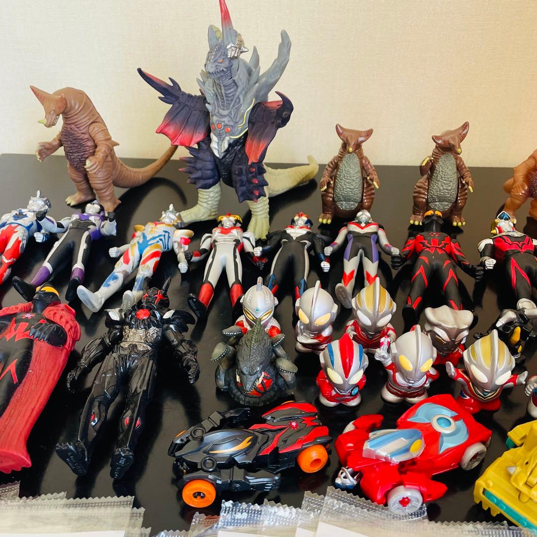 55個　ウルトラマン　フィギュア　怪獣　シール　ソフビ　まとめ売り