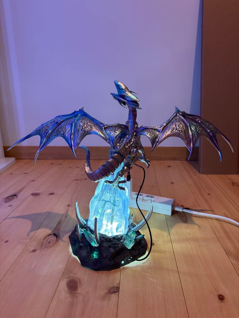 青眼の白龍 LEDライト付きフィギュア