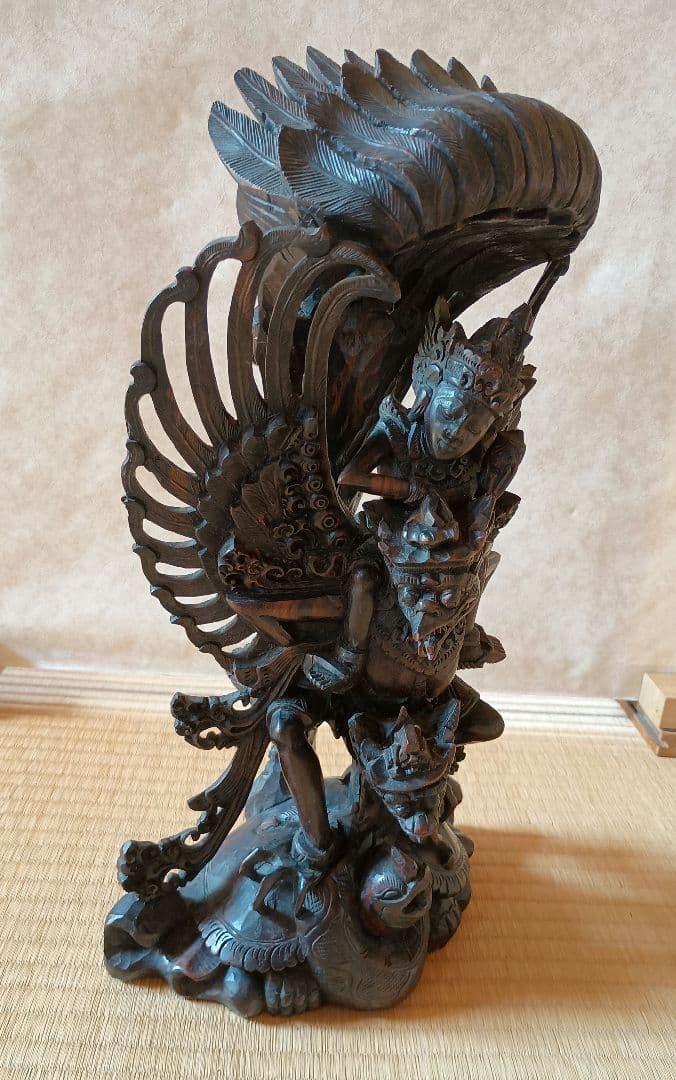 ガルーダに乗ったヴィシュヌ神の木彫り　高さ40cm