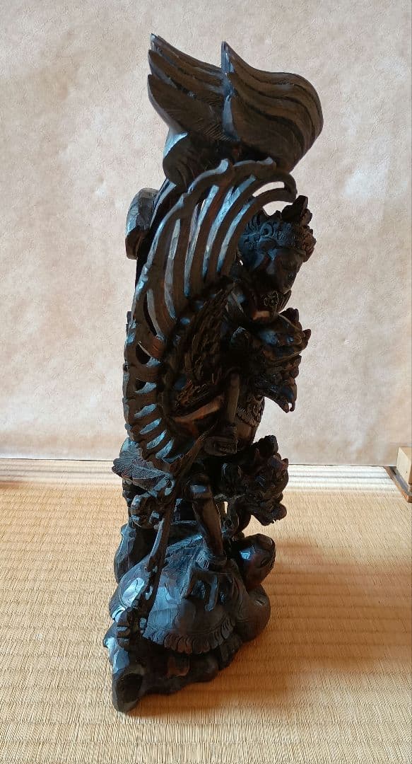 ガルーダに乗ったヴィシュヌ神の木彫り　高さ40cm