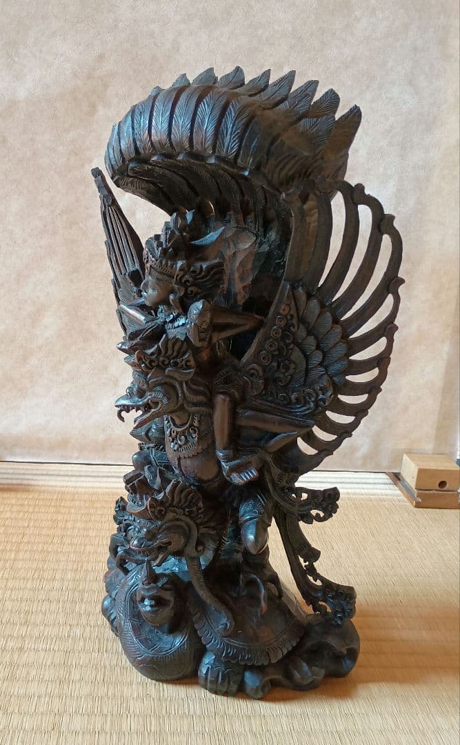 ガルーダに乗ったヴィシュヌ神の木彫り　高さ40cm