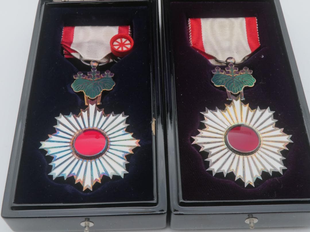 A20. 勲五等双光旭日章 メダル　徽章 　勲章　記章　2点