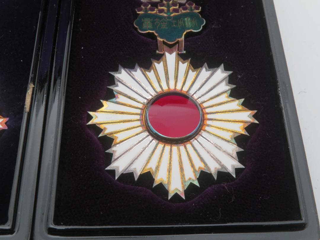 A20. 勲五等双光旭日章 メダル　徽章 　勲章　記章　2点