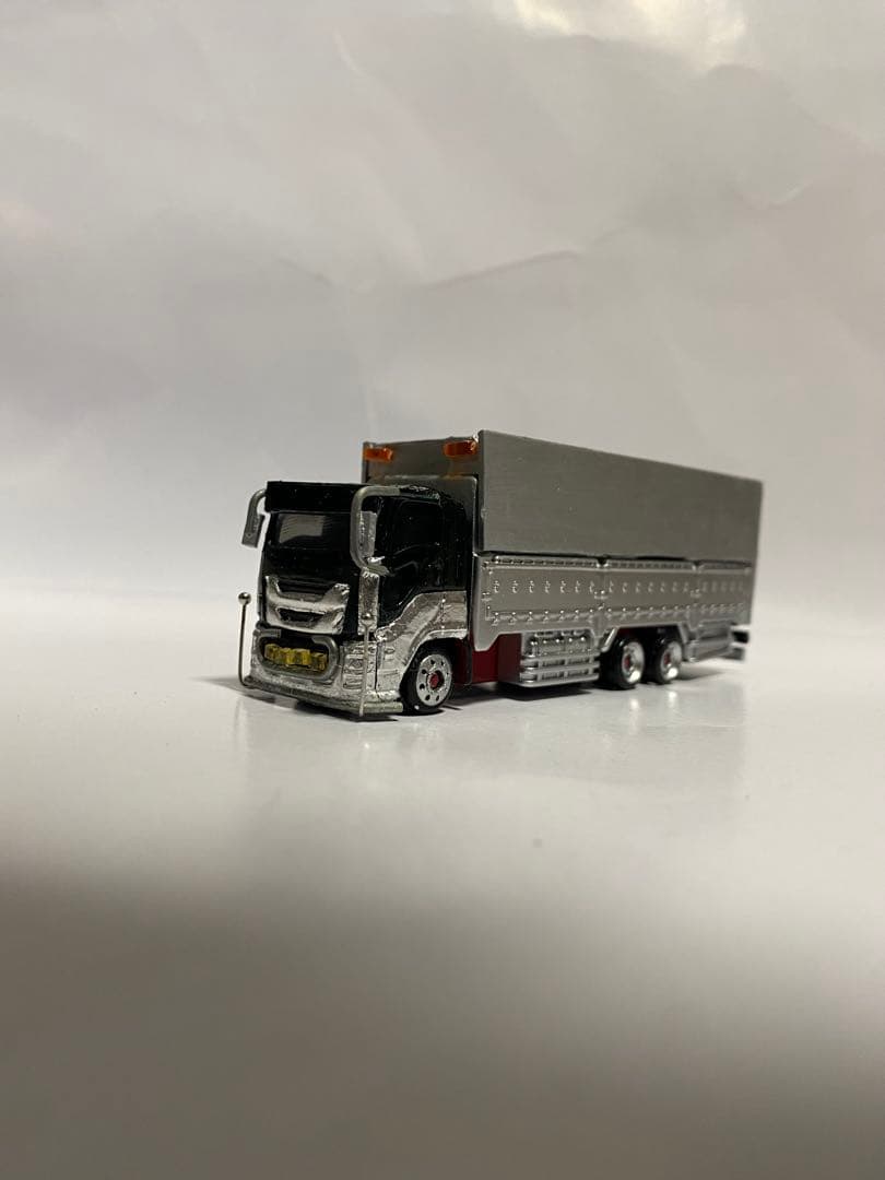 トミカ　ギガ　ウイング車