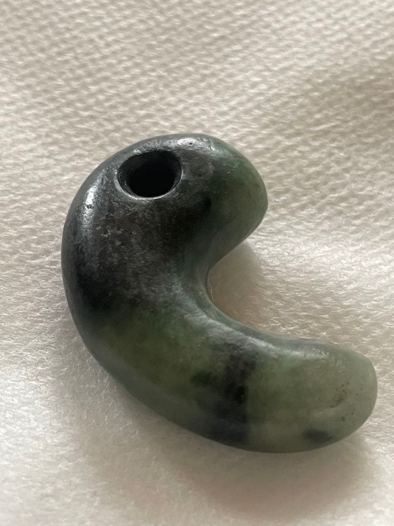 古墳時代　糸魚川　翡翠勾玉　出土品