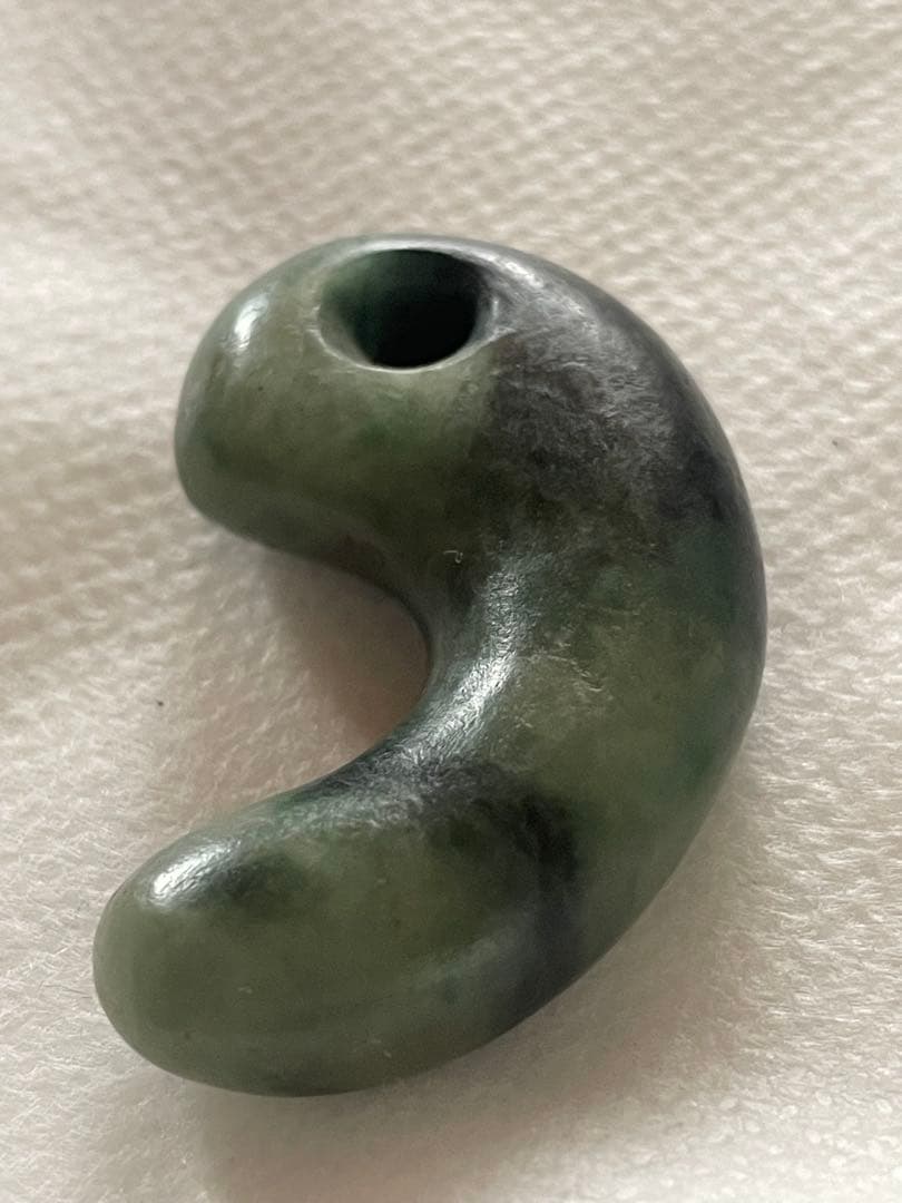 古墳時代　糸魚川　翡翠勾玉　出土品