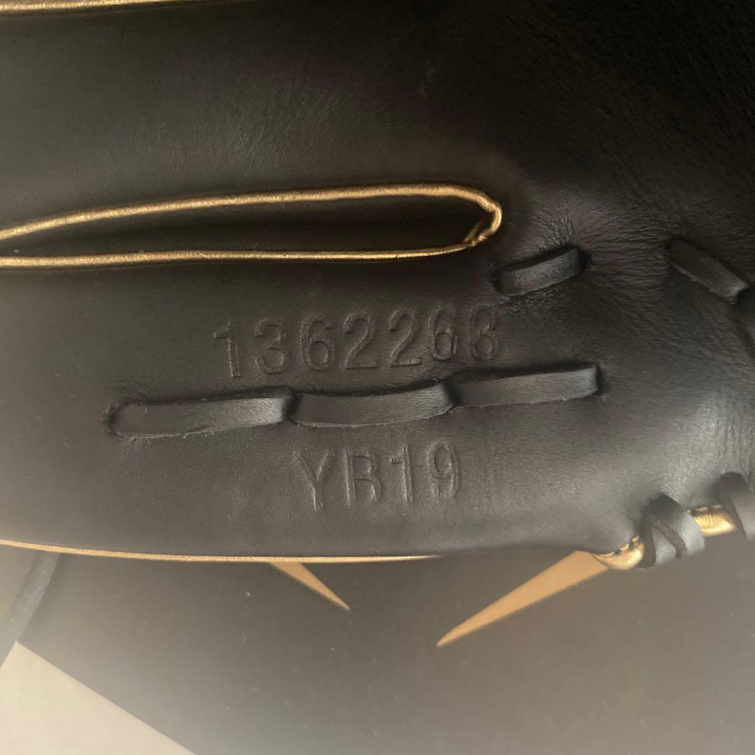 山﨑康晃 グローブ アンダーアーマー