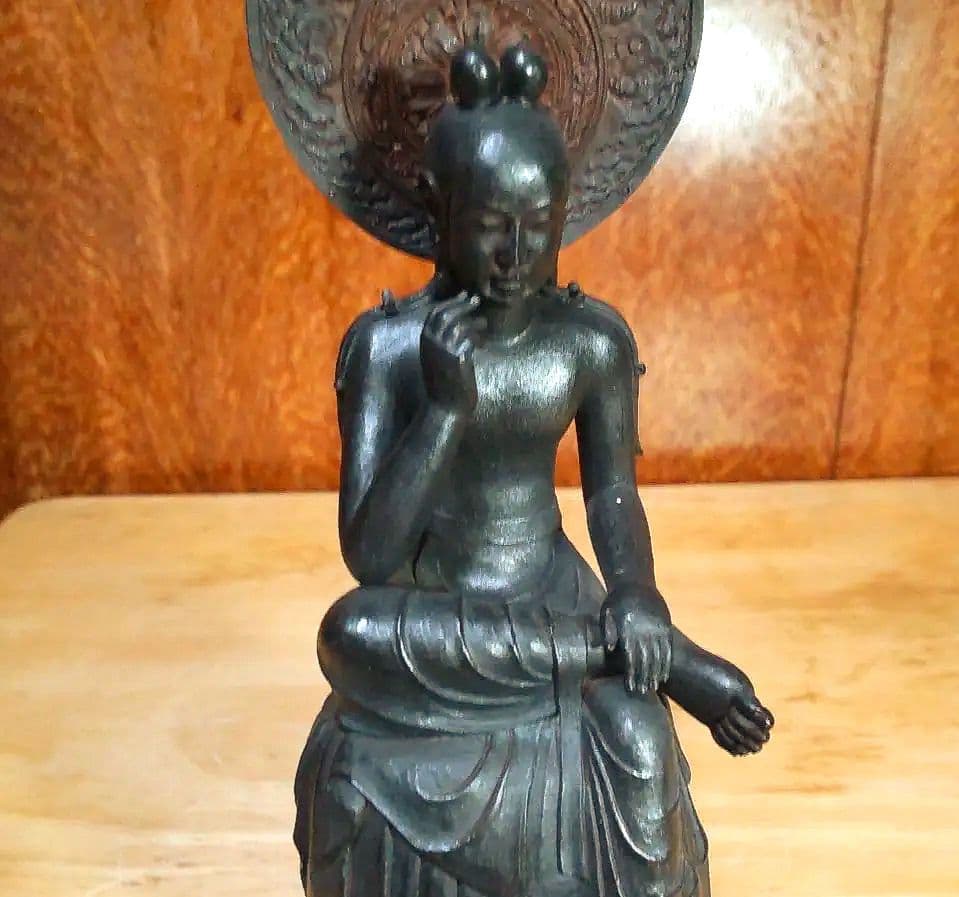 TanaCocoroイムス掌 菩薩半跏像 「世界の三大微笑と称えられる像」