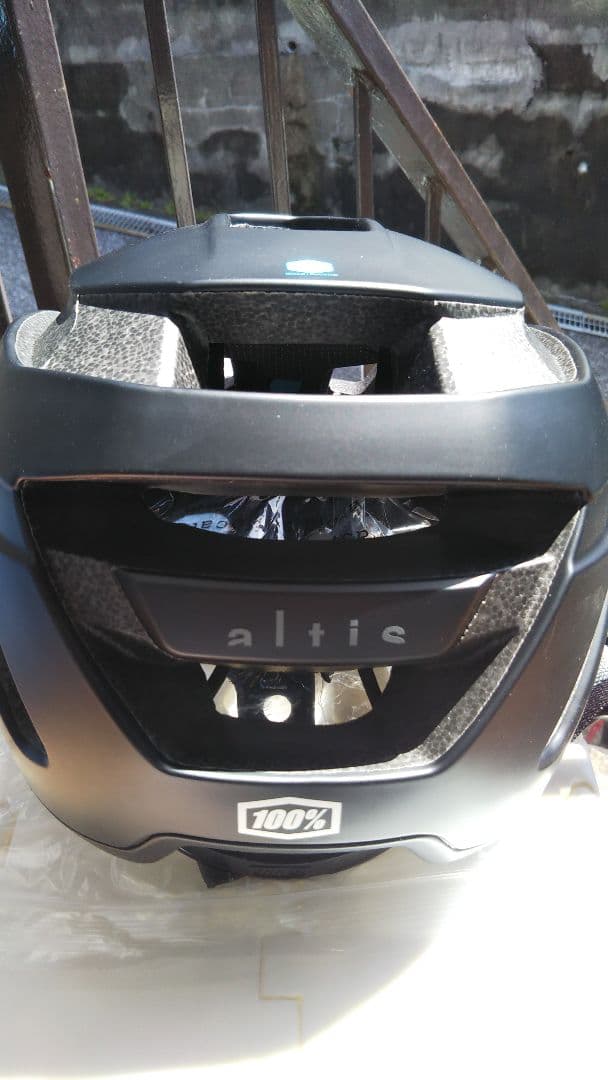 新品未使用 100% Altis グラベル ヘルメット Mサイズ  ブラック色