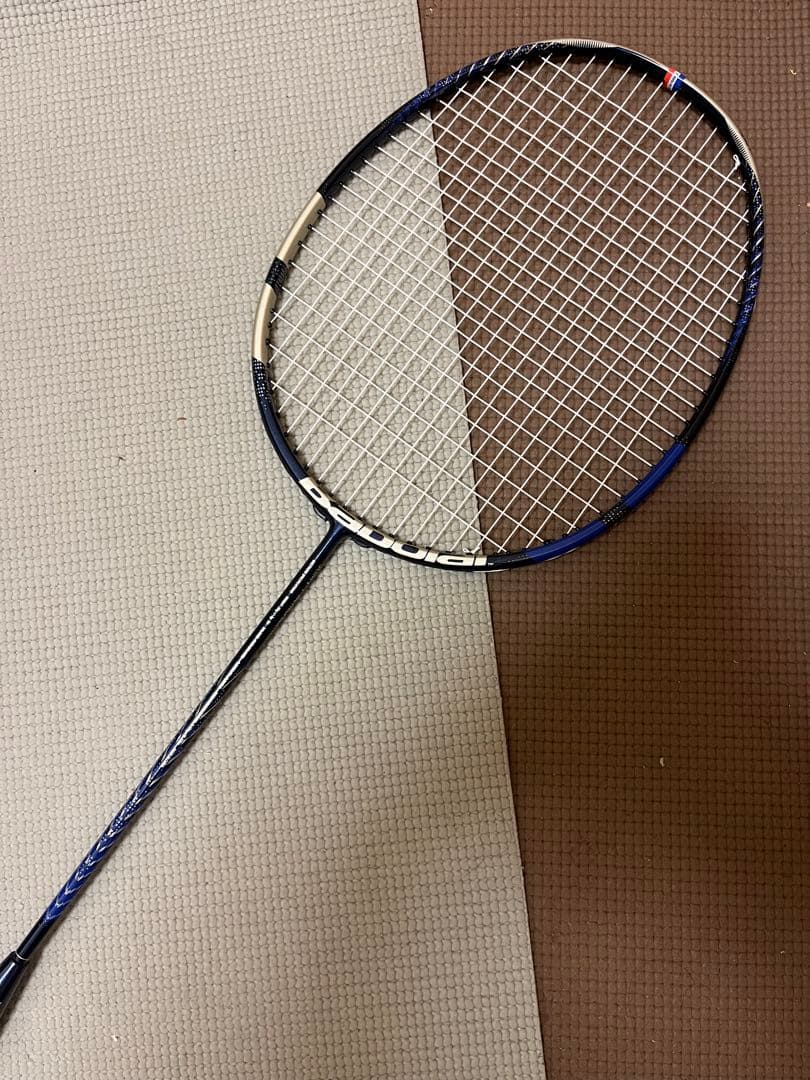 最新 ガット 張りたて！ バボラ バドミントン ラケット サテライト マスター