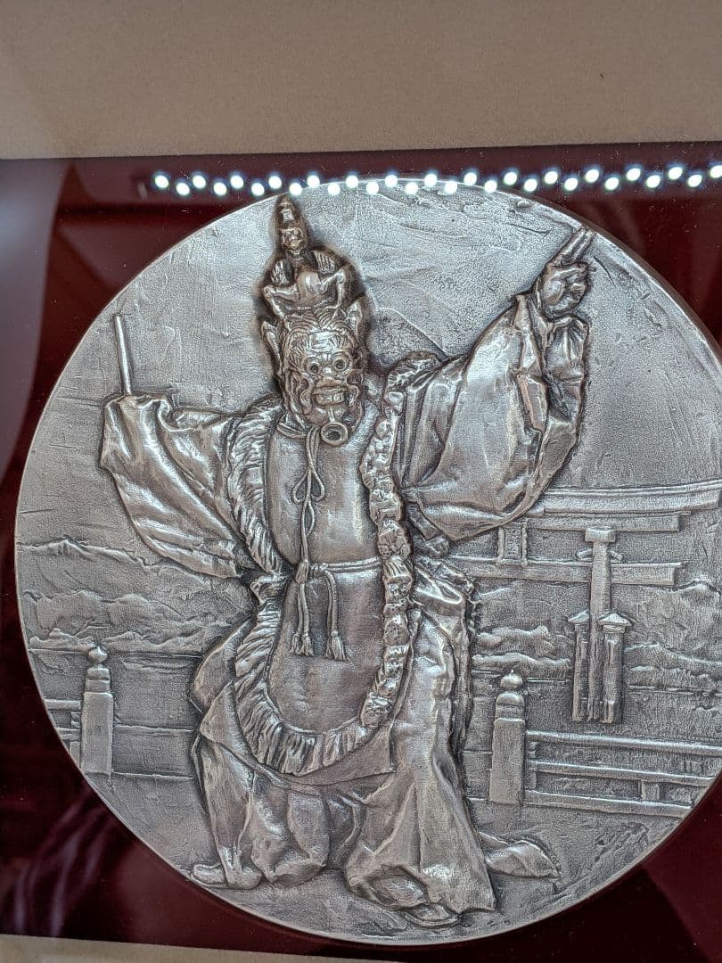 ☆b804、厳島神社の舞楽 額装された銀色のレリーフ作品です