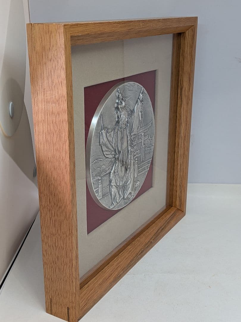 ☆b804、厳島神社の舞楽 額装された銀色のレリーフ作品です