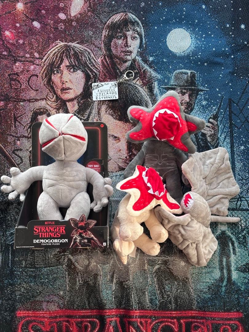 ストレンジャーシングス デモゴルゴンぬいぐるみ　カード型キーホルダーセット