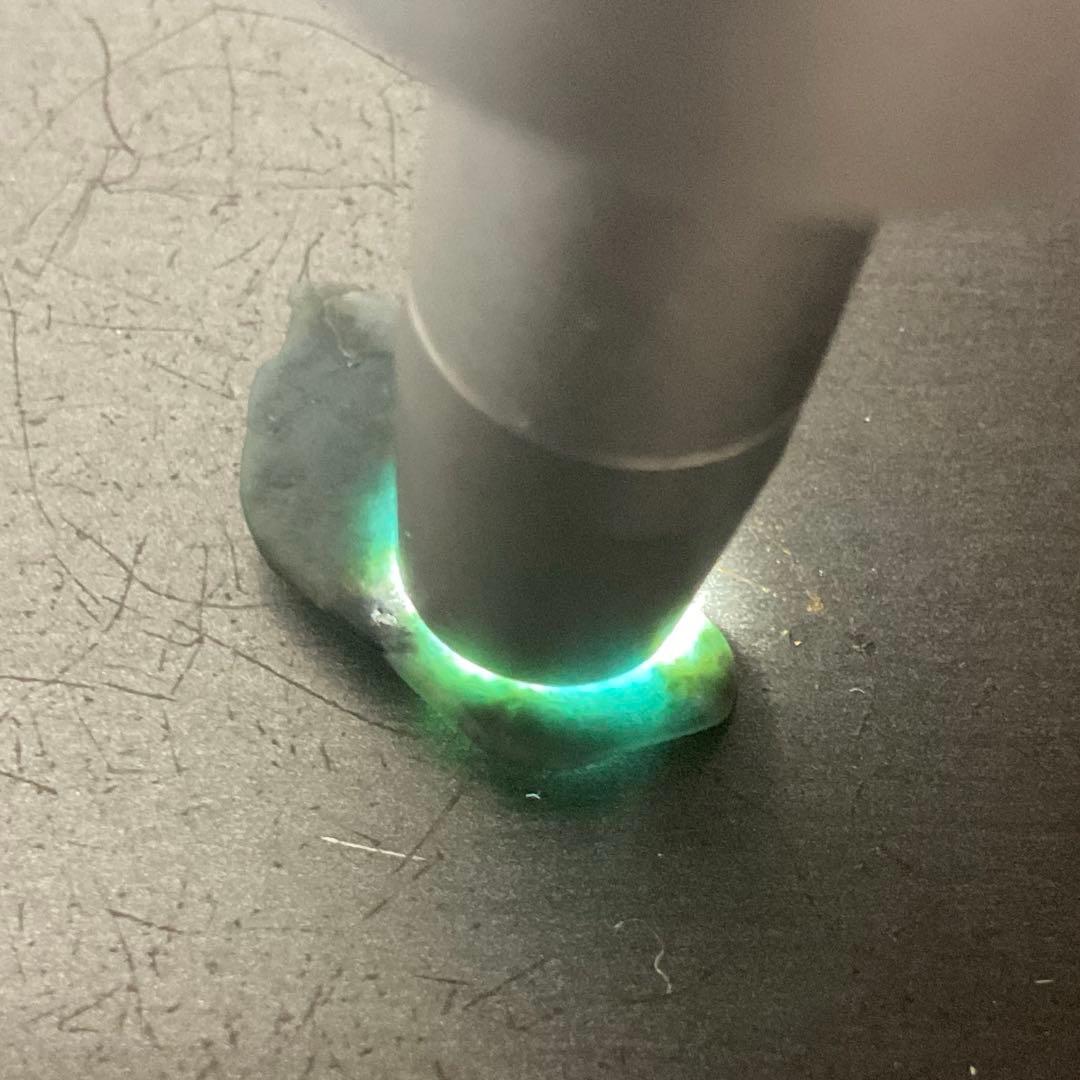 ［茄子紺色］　入りコン沢翡翠1g未満　糸魚川　ヒスイ　ひすい