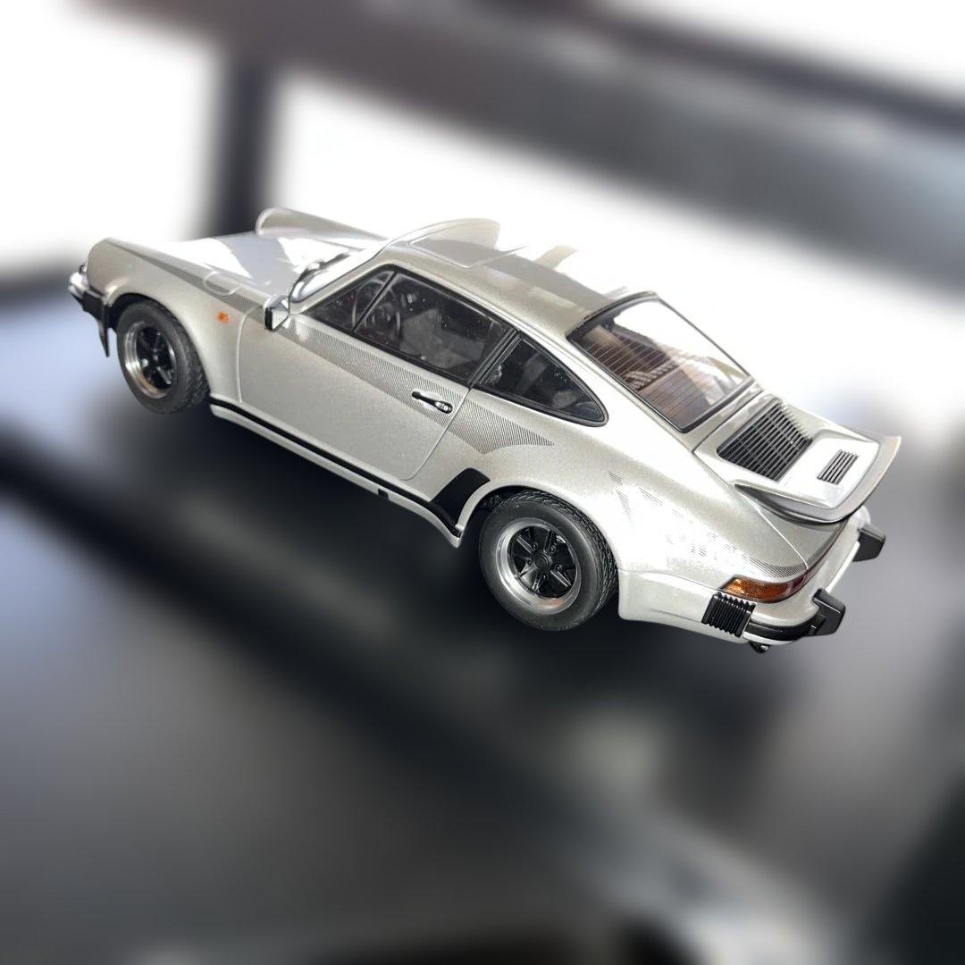 オートアート1/18 ポルシェ911（930）ターボ3.0シルバー