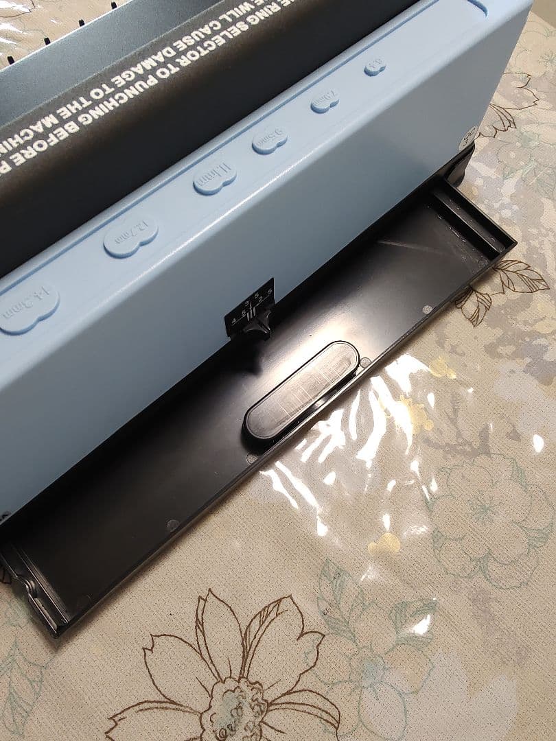 RAYSOONER 紙パンチと製本機。